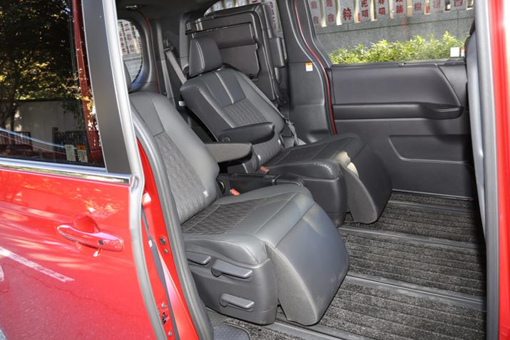 V^umAvuHNV[v2ڃV[gɂ́AOXCh@\Ăi7ldl̓XCh745mmA8ldl͓705mmjB摜7ldlŁA2ڃV[g֍ł