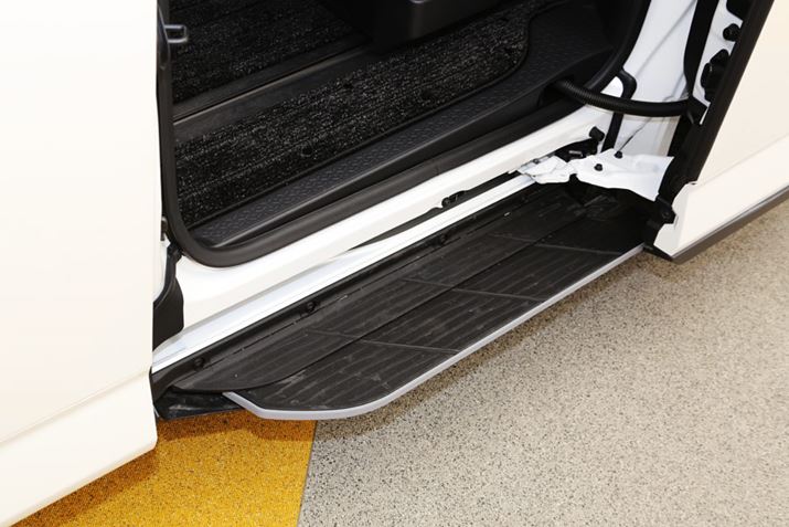 p[XChhAԂ̏ȑɁASԃIvVݒ肳Ăujo[TXebvvBp[XChhÅJɍ킹āA@BIɃhAXebvWJAi[悤ɂȂĂBXebv200mm