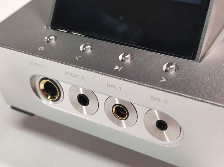 {̑Oʂɂ́A3.5mm6.3mm̃AoXA2.5mm4.4mm̃oXwbhzo͒[q𓋍