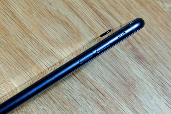 t[̑fނ̓A~jEBKXfނ̔wʂƐʂ̋ڂ킩ɂقǁAIȍƃJ[O