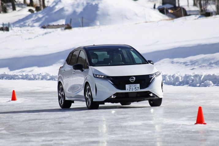 uI[v2WDfɂāApCX[𑖍s