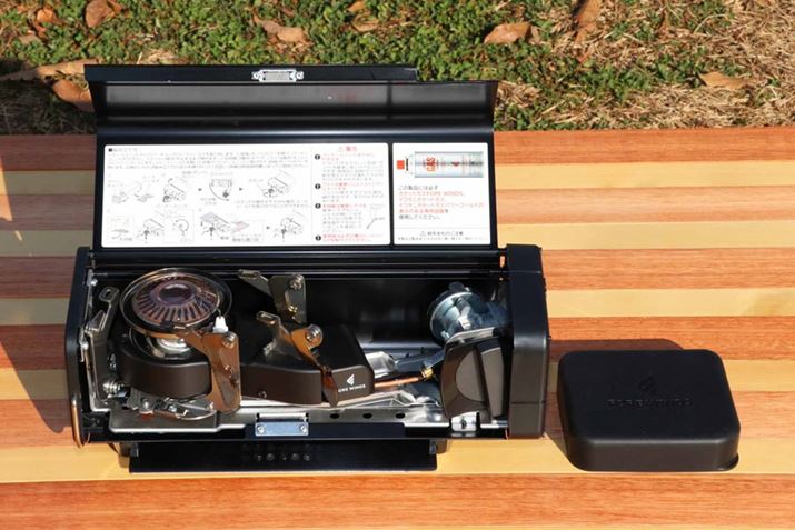 P[X̒ɂ́A܂肽܂ꂽro[i[Ȃǂ̃jbgLCɎ܂Ă܂BJo[JƂɑgݗĕLĂ̂e