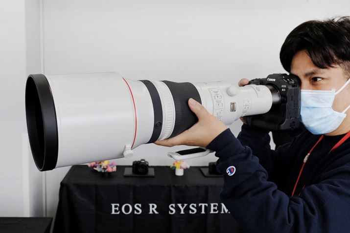 ̓Yt[huET-155iWIIIjv𑕒Ԃ́uRF800mm F5.6 L IS USMvBŒZBe2.6miőBe{0.34{jBtB^[a͌㕔52mm