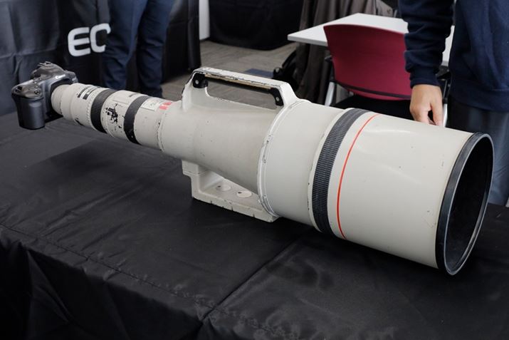 1993ŃuEF1200mm F5.6L USMvBd16500g̒dʋYB̃YƔׂƁuRF1200mm F8 L IS USMv̓RpNgȃTCYɂȂĂ