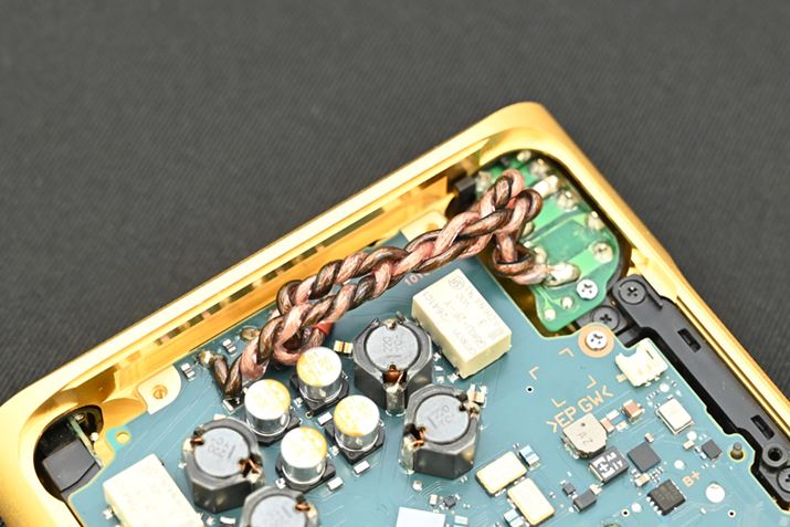 ʃf́uNW-WM1ZM2v́AoXwbhzo͂̓zɃLo[̑P[u̗pȂǁAuNW-WM1AM2vp[cɍ؂ɂȂĂ