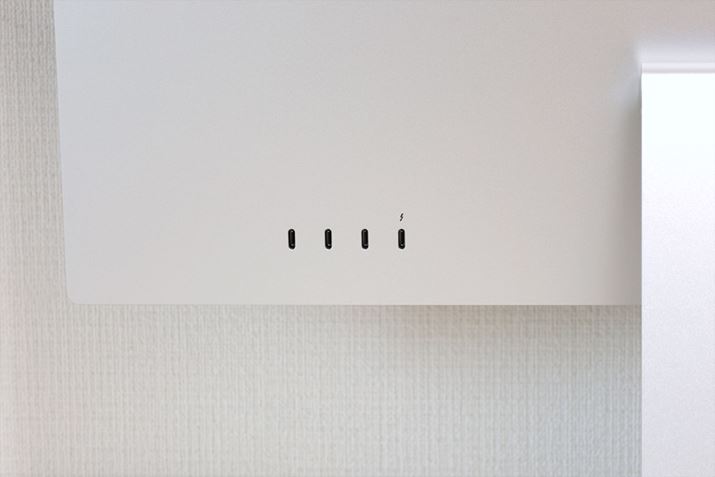 ͂Thunderbolt 3iUSB-Cj|[g1iԉEjB96W̃zXg[d\ŁAMacBook Pro]Tŏ[dłB3USB-3|[g͎Ӌ@AXg[WAlbg[Nڑpi]x͍ő10GB/sj