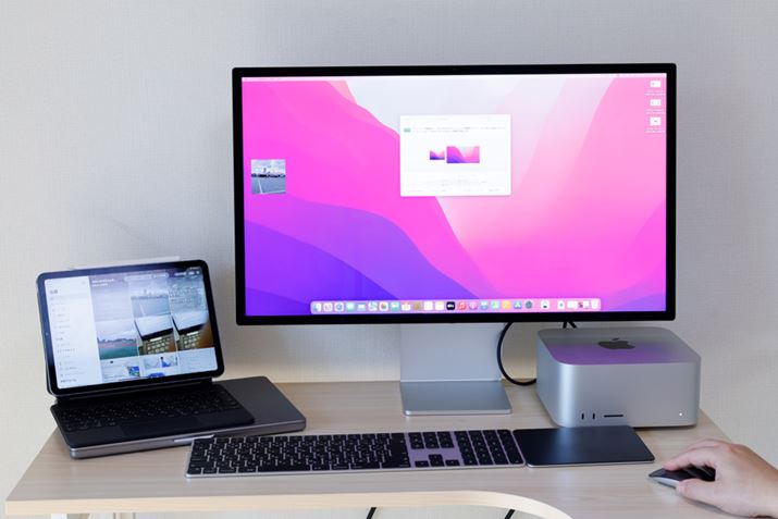 iPad Airi5jƂ̓jo[TRg[ix[^ŁjłȂ邱Ƃ\BMac Studiõ}EXgāAiPad Airi5j̉摜Mac StudioɃRs[Ălq