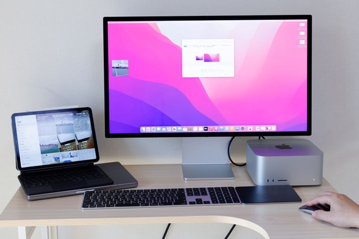 uMac StudiovƁuiPad Airvi5jŃjo[TRg[Ă݂܂BiPad̎ʐ^IÂ܂Mac̉ʁiuStudio DisplayvjɈړł܂BL[{[hƃ}EXłȂAf[^V[Xɂł܂