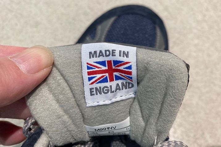 V[^̗ʂɂ́AjIWbNƂƂɁuMADE IN ENGLANDv̎hイ