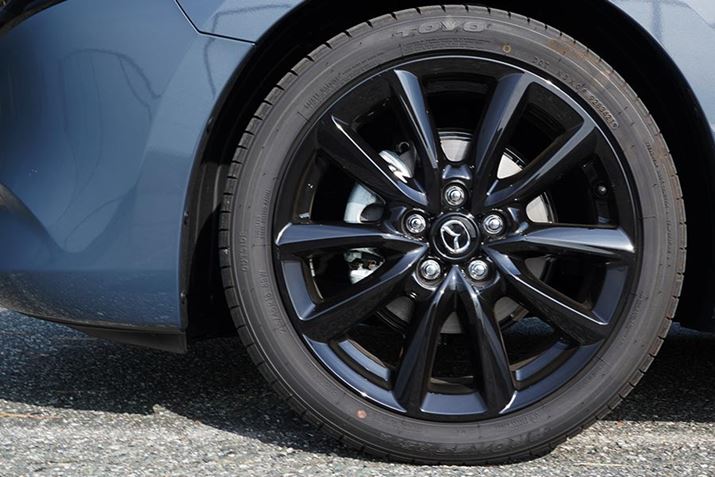 1.5LԂȂ^C215/45R18ƗhȃTCYBuBlack Tone Editionv̓A~zC[ɃubN^bNh{܂