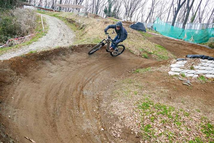 RpNgȎԑ̂Ȃ̂ŋȂ₷B芴߁AXs[hR[Xłs邱ƂȂ