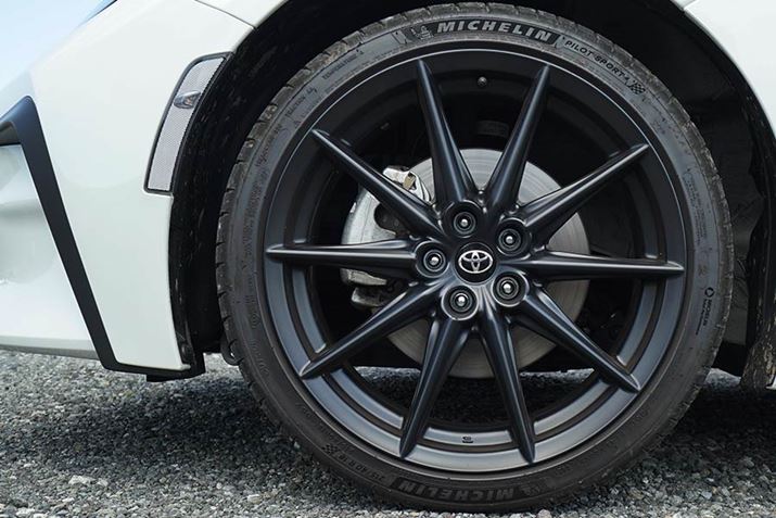 BRZƓ18C`Ԃ̓~VupCbgX|[c4SvA17C`Ԃ̓~VuvC}V[HPv𑕒B̋ɈႢ͂邪ΓIȃObv\͕ς܂