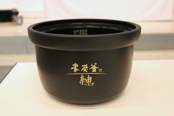 Yfނ̓͑fŜɔM͂̂ŁAIHƑocOBԊOʂŕĂ̐c܂ňCɔM邱ƂłA~MĂ̂ł