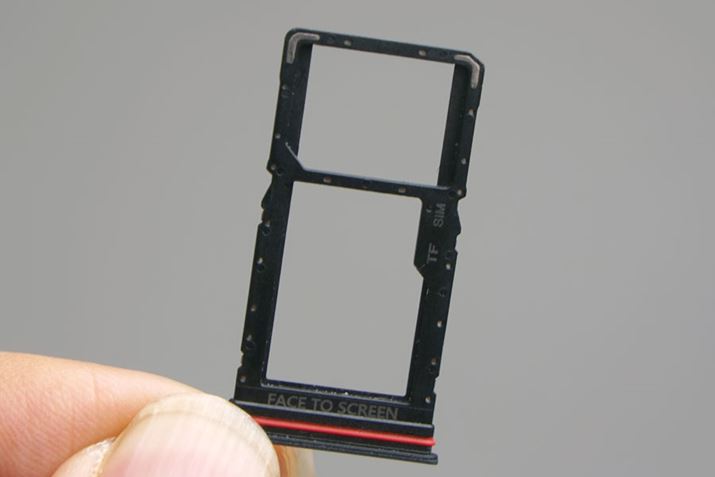 SIMJ[hXbǵA1nanoSIMJ[hXbgmicroSDXC[J[hXbg̑gݍ킹BȂAeSIMɂΉĂ