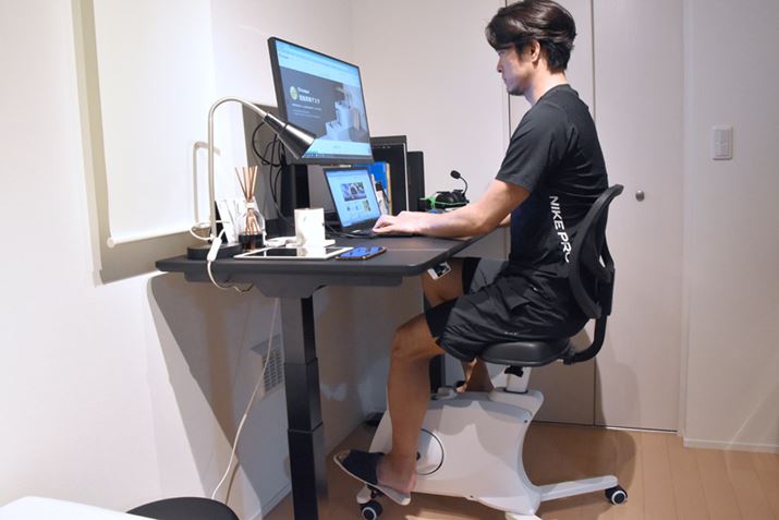 FlexiSpotuh̃tBbglXoCNuSit2Go FC211vŃTCNOȂ炨dBʓIȃfXNƁAグqUVɂԂĂ܂AuFlexiSpot E7vȂȂI