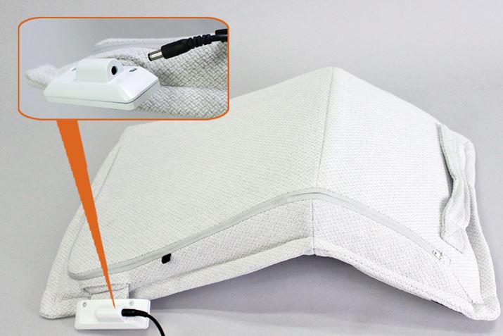 ЂԂĂ݂܂B{̃Jo[̏㕔i摜EjɎ肪̂ŁA^тɕ֗łˁB암̗ɃvO݌AɁAACA_v^[̃vOނƂŁARZg璼ڋdł܂B[dł͂Ȃ߁AvO𔲂ĎgƂ͂ł܂̂łӂ