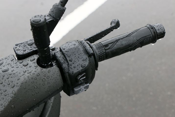 ĉE葤̃X^[g{^΁Ai\ɂȂ̂̓GWt̃oCNƓBE葤ɂ̓[hؑւ̃{^Ă