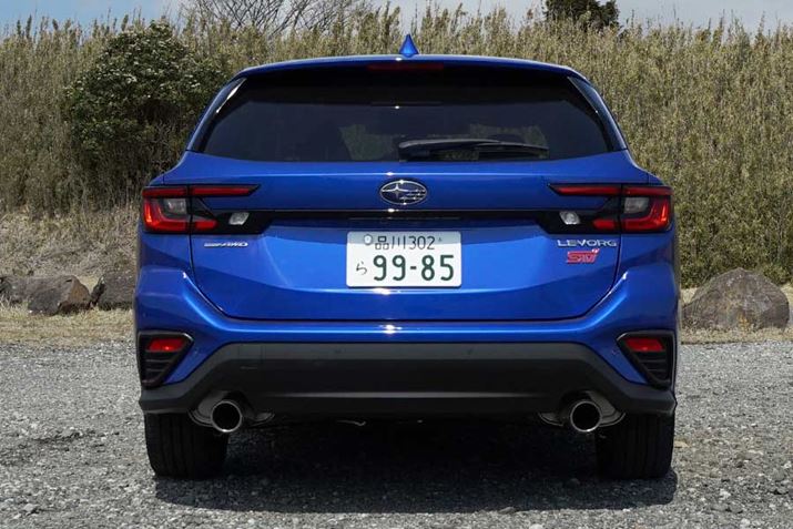 STIS^}t[Jb^[ifAj𑕒܂A]1.8L STI SportƓɂāAOϏ̎ʃ|Cg͂܂B2.4LԂł邱Ƃ킩Gu炢Ă悩̂ł́ccH