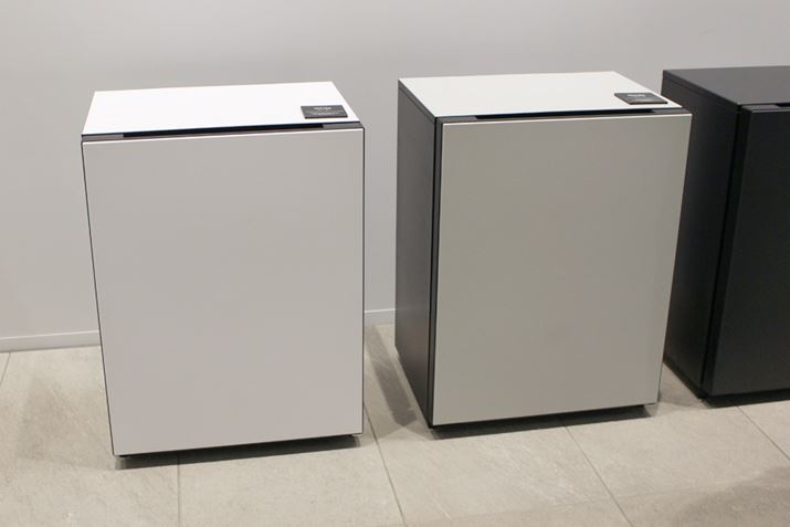 ԐFƂO[J[̃oG[V𒆐Sɍ\AhA̕\ʂ}bgȎɎdグ邱ƂŁA@ׂȐF\