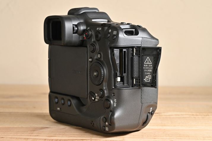 CFexpressJ[hiType BΉAVPG400ΉjƁASD[J[hiUHS-IIΉj̃fAXbg̗pBӌ̂킩Ƃ납ȂASD[J[hgpł̂̓XebvAbv[U[ɂƂĂ肪