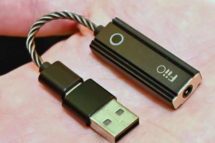 FiiOuKA1vBoXp[dŋ쓮̂ŁAfoCXɒłBʐ^USB Type-Cf̂قALightningfWJ\Ƃ̂