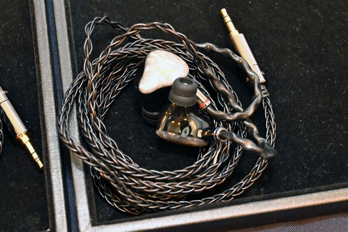 Noble AudiouKADENCEvBقȂ2[J[BAhCo[gݍ킹ēڂƂIȃf