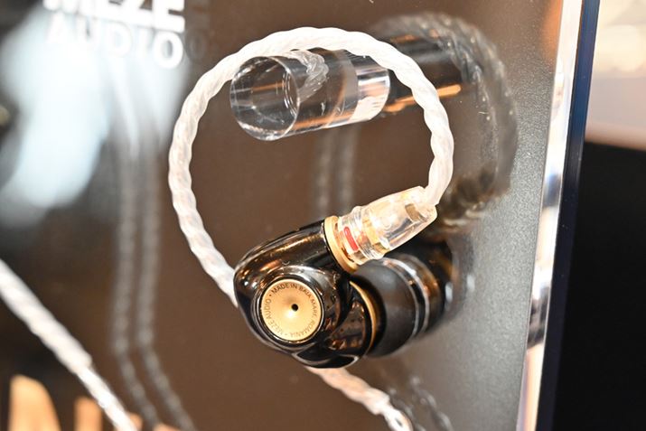 Meze Audio̍ŐVCzuADVARvBXeX➑̂10.2mm̃_Ci~bN^hCo[gݍ킹AI[\hbNXȃVOhCo[f