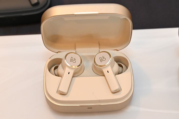 Bang&OlufsenuBeoplay EXv̐VFGold ToneB5̃S[fEB[N̔\肵Ă