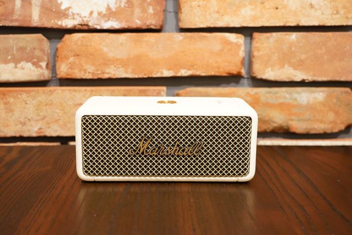 p̃M^[AvMarshalluhBluetoothXs[J[uEmbertonvBgpCream̂قɂABlackABlack and BrassAForest̃J[oG[VpӂĂ