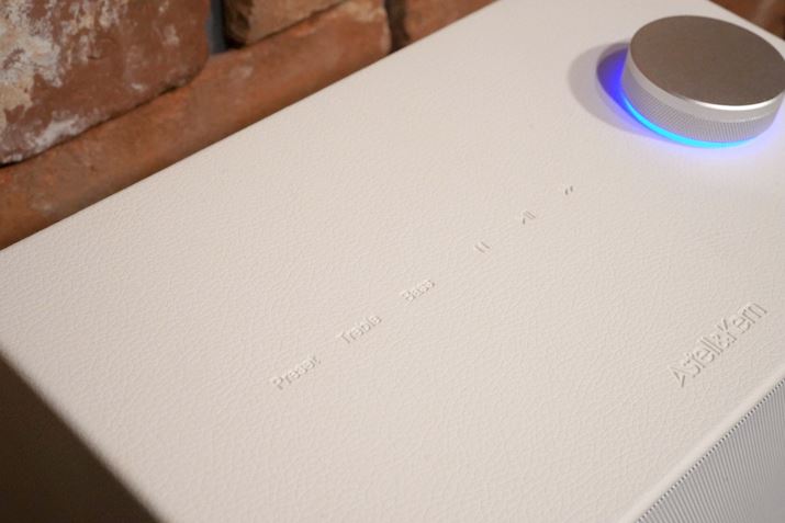 Vʂ̓VvȃfUCBʃmuLEDCgŌdl