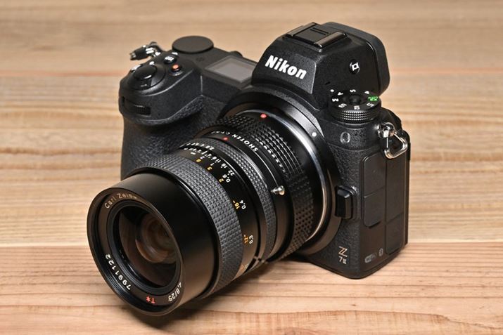 VJER^bNX}Eg̃YjRZ}Egɕϊ}EgA_v^[uSHOTEN CY-NZviœ_H[jāACONTAXuh̍LpYuDistagon T* 25mm F2.8 MM JvuZ 7IIvɑB30NقǑOɔꂽYAuZ7 IIvƂ̑gݍ킹ł͎vȏɂ悭ʂ