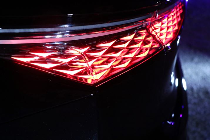 V^uDS4ṽe[vɂ́A[U[G{XH{ꂽ_ChfUC̗pĂ