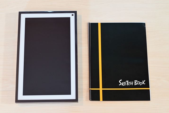 uEcho Show 15v̑傫킩悤ɁAB4TCỸXPb`ubNƕׂĂ݂ƂBd2.2kgƂȂɏdʊ