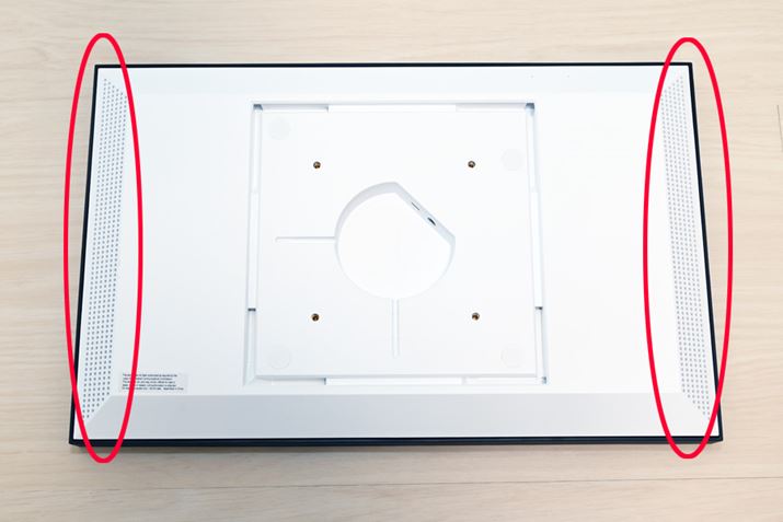 uEcho Show 15v̖{̔wʂɂ́A1.6C`×2̃Xs[J[ڂĂBǂ܂p`[jOɂȂĂ悤ŁAzȏɉL