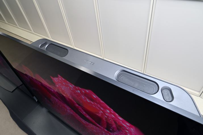 4KtE4KL@EL̍ŏʃf́A{̔wʂɃnCgXs[J[𓋍ڂuARSS+viAROUND SPEAKER SYSTEM PLUSjVXe𓱓