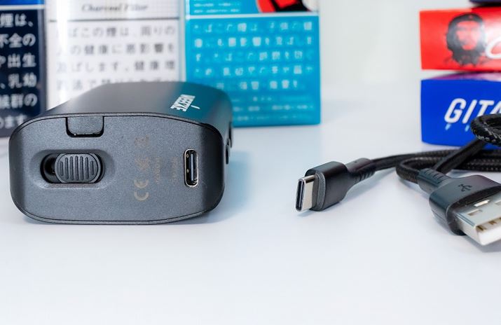 {̒ʂ̃XChقŁAi̔ZEGAt[𒲐łB̏̂ڂ݂́Atl܂莞Ɏgo^sbLOc[BEUSB Type-C|[goRŁA2A}[dɑΉi2ԂŃt[djBobe[eʂ́A3,000mAh