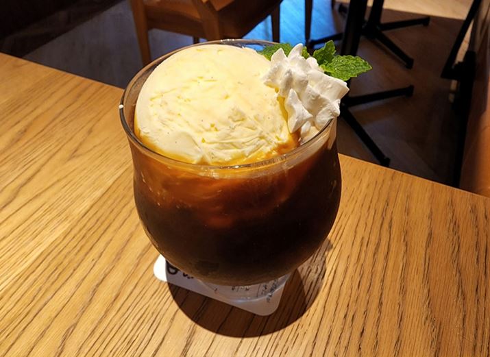 Ђ̃`F[̒ł́AM҂́uނ̐XvCɓB][gC[W͋CŁA\t@Sn悢̂ŒIɒʂĂ܂