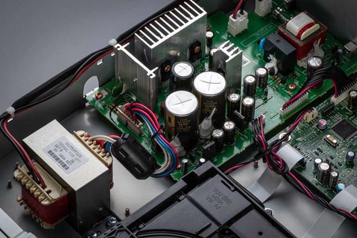 AiOH̓dɂ́AGi[ЂƋJe2,200F̃JX^EubNRfT[2zuĂ