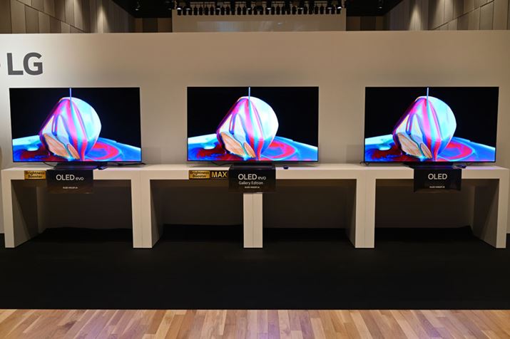 uOLED evo Gallery Editionv𓋍ڂuOLED G2vBuOLED C2vuOLED B2vʂ̖邳ƐFČ\ŒȐ\i𐋂Ă邱ƂmFł