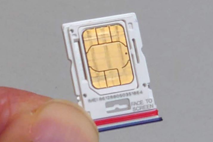 g[ɂ́AnanoSIMJ[hXbg1Aʂ1TB܂őΉmicroSDXC[J[hXbgzuĂ