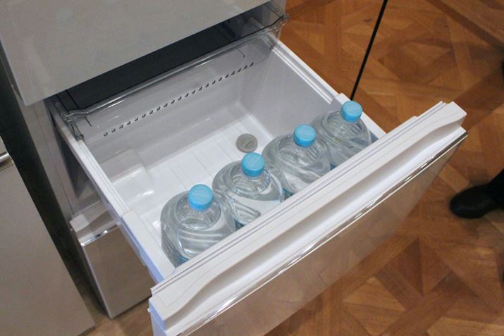 ^񒆂ɔzuꂽ؎74LeʂŁA؂̂قɔuybg{g̐ȂǂĂ݌vɂȂĂ܂