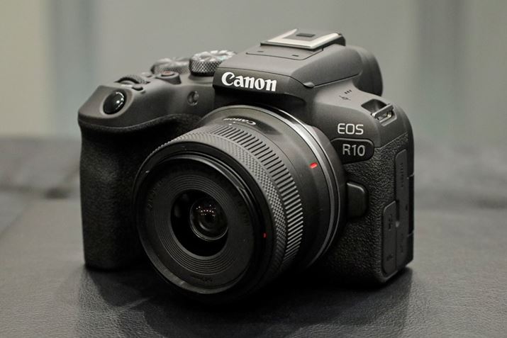 uEOS R10vɁA@\̗p^EyʂȕWY[YuRF-S18-45mm F4.5-6.3 IS STMv𑕒C[WBS44.3mmAdʖ130g̏^EyʂȃYB4.0i̕␳ʂYu␳Ă