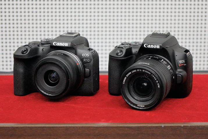 uEOS R10vŁAEuEOS Kiss X10vBLbgY𑕒ԂBuEOS R10v͍ႢALbgY̕WY[YRpNgȕA菬