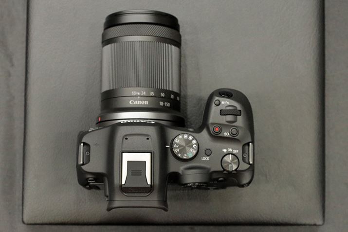 {fBʁBt@C_[͏o`ɂȂĂBVb^[{^ӂɂ́A}`t@NV{^⊴xݒ{^ȂǂzuĂ