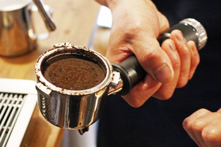 ^sOƁAtB^[z_[O܂Bo[łÄ͂ŉł߂悤ɐ݌vĂ̂ŁA\ʂ͕RŁAψȈہB^sOo҂̕M҂Ă݂܂A悤ȎdオɂȂ܂BȂ݂ɁAtB^[z_[̃tB^[㕔ɕtR[q[͕Ă玟̍HɈڂقA̖ʂŃNɂȂƂ̂