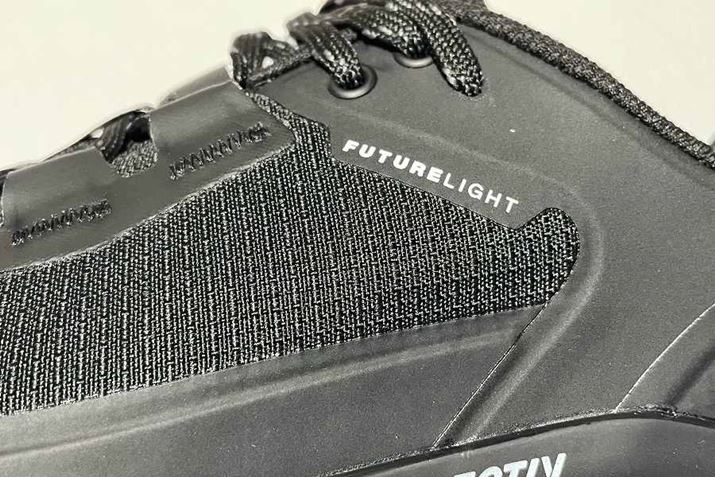 Abp[ɂ́AUEm[XEtFCXƎɊJuFUTURELIGHTv̗pB~NPʂ̃|E^@ۂ𐁂d˂imtB̖hfނ