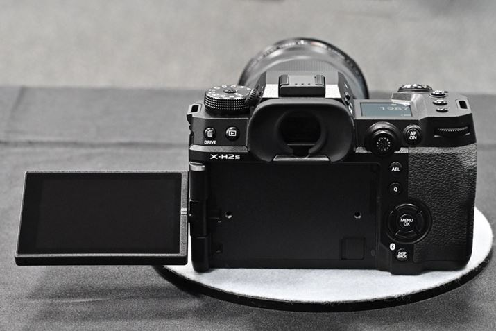 wʁBtH[JXo[͌`ƔzuύXBAF-ON{^͂傫Ȍ`ɂȂĂBR}h_C̃NbNサĂ