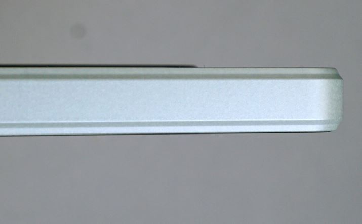 ʂ̃t[́AspIȃfUCɕύXꂽBɂ苌fƂ͈قȂ銴GɂȂĂ