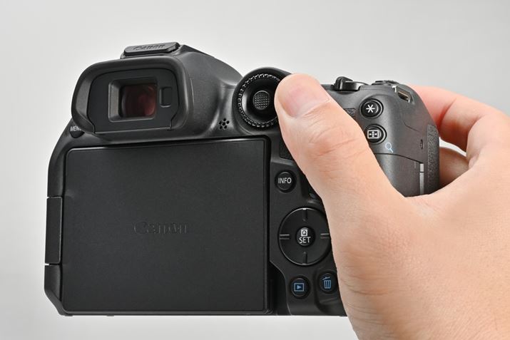 uEOS R7vł́A}`Rg[[Ɠ̈ʒuɃTudq_CړɂȂ