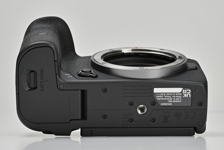 cʒuobe[Obv͗pӂĂ炸Aʂɂ͒[qނȂB^ԓIɃnCGhAPS-C჌tuEOS 7DV[Yvu郂fƂƂ炦ƁAcʒuObv𑕒łȂ͎̂cO